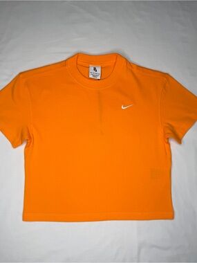 Women’s NIKE solo swoosh crop tee
